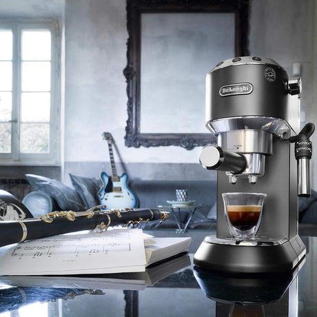 Cafetera Espresso Dedica Style EC685 Delonghi