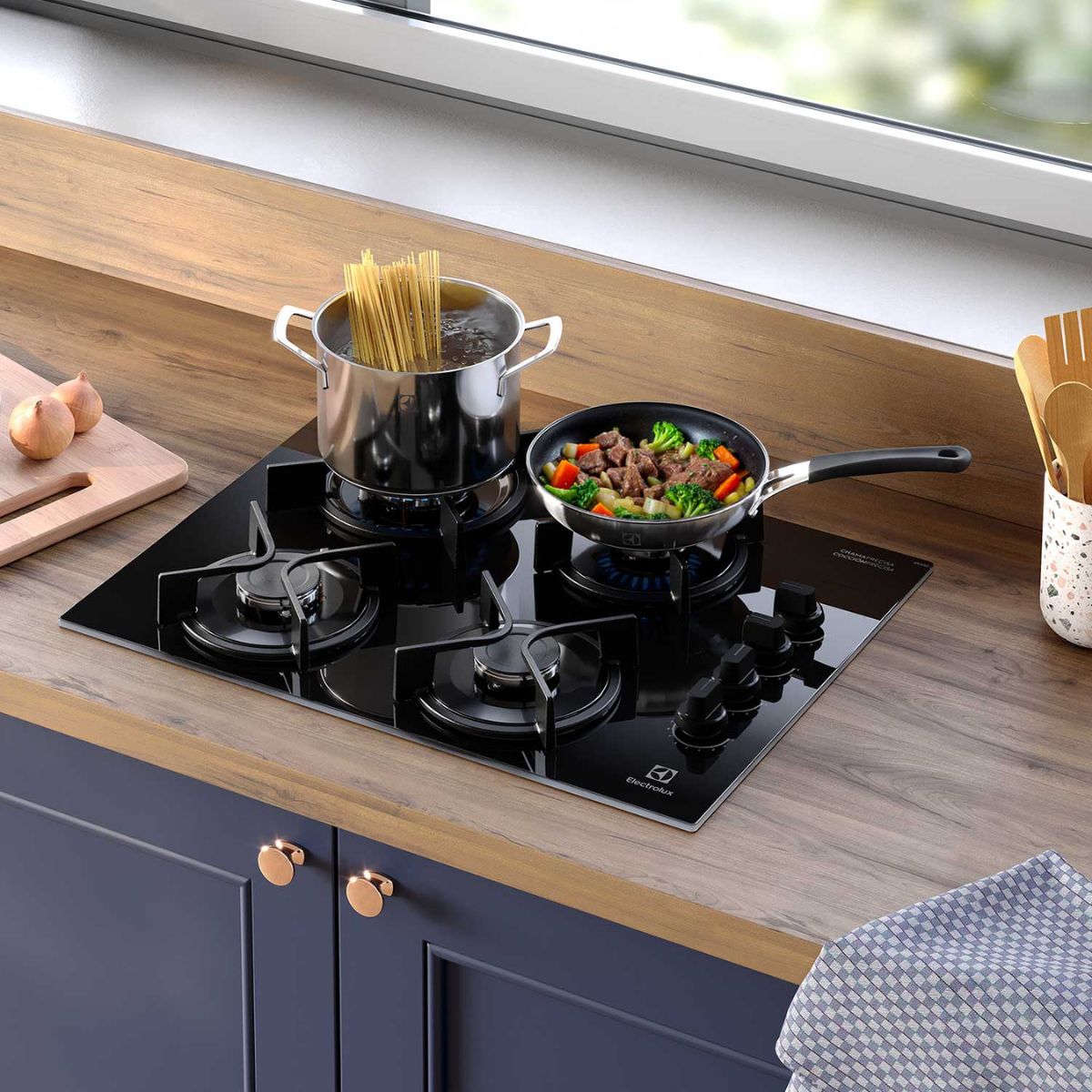 Encimera a Gas 4 Platos Electrolux Experience Triple Llama y Parrilla Hierro Fundido KE4GC
